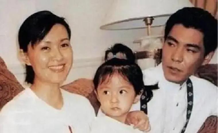 屠洪刚早年向那英借3万创业失败没及时还的旧账又被翻出来。

90年代初他离开东方