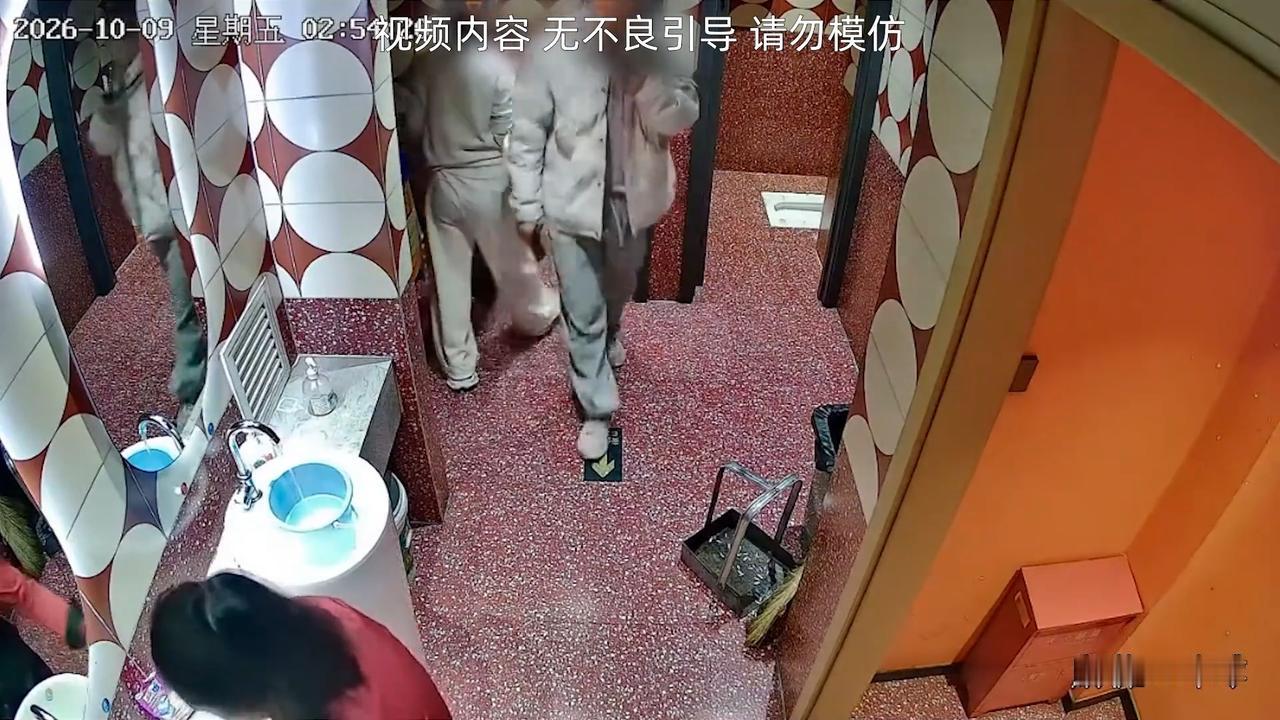 男子在饭店上厕所，门因故障没锁死，女子推门而入后双方发生争执。