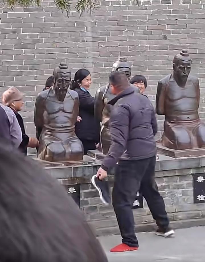 同样是花钱，人家这才叫尽兴，太昊陵打秦桧，别人都是用手，这位大哥脱了鞋，用鞋底挨
