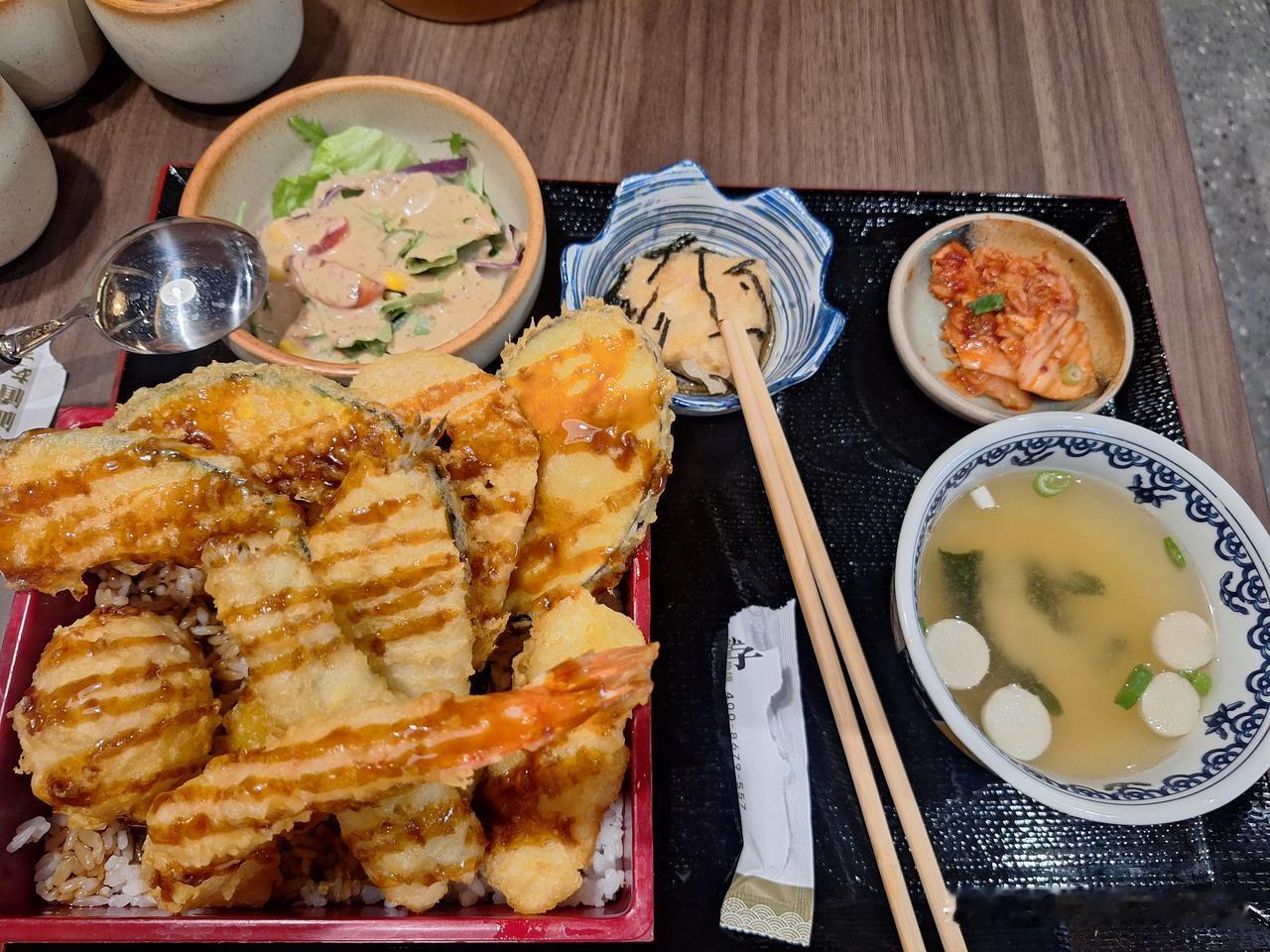 亲身经历，人为啥喜欢听假话，厌真话。
今天在美食街，先是在一家海鲜自助门口，看其
