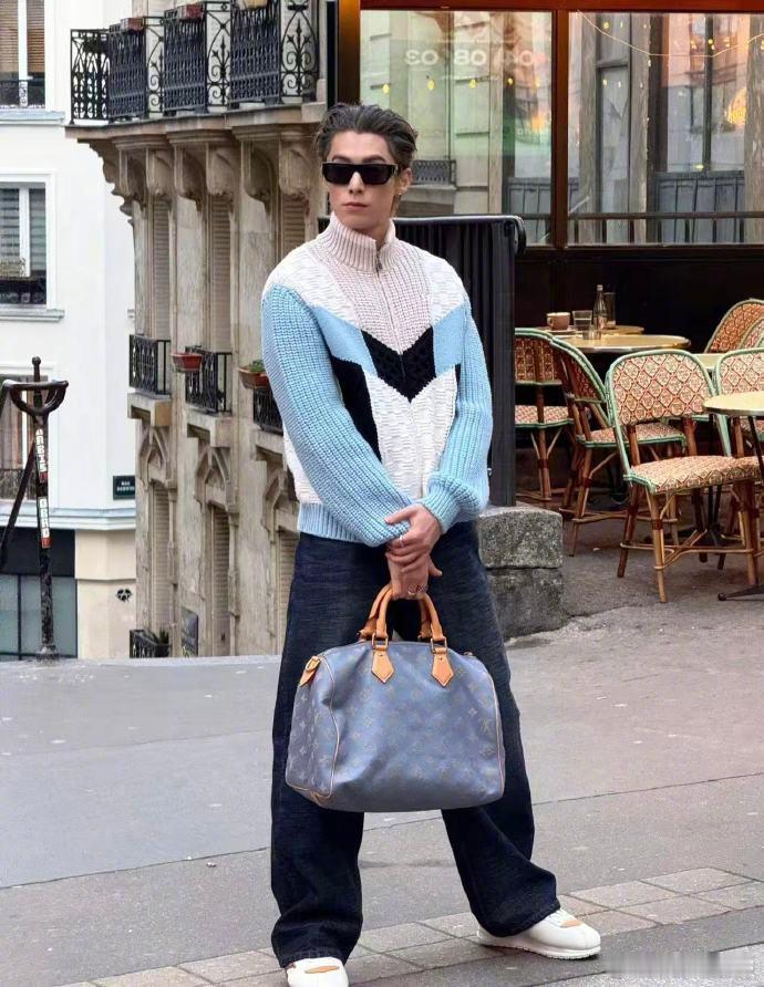 出家门就能偶遇王鹤棣 网友在巴黎街头偶遇