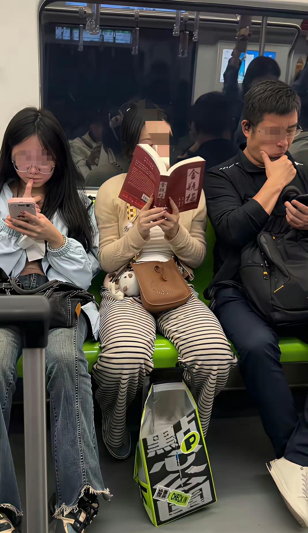这可是一本传世好书，它作为中国首部文人独立创作的世情小说，对后世长篇小说如《红楼