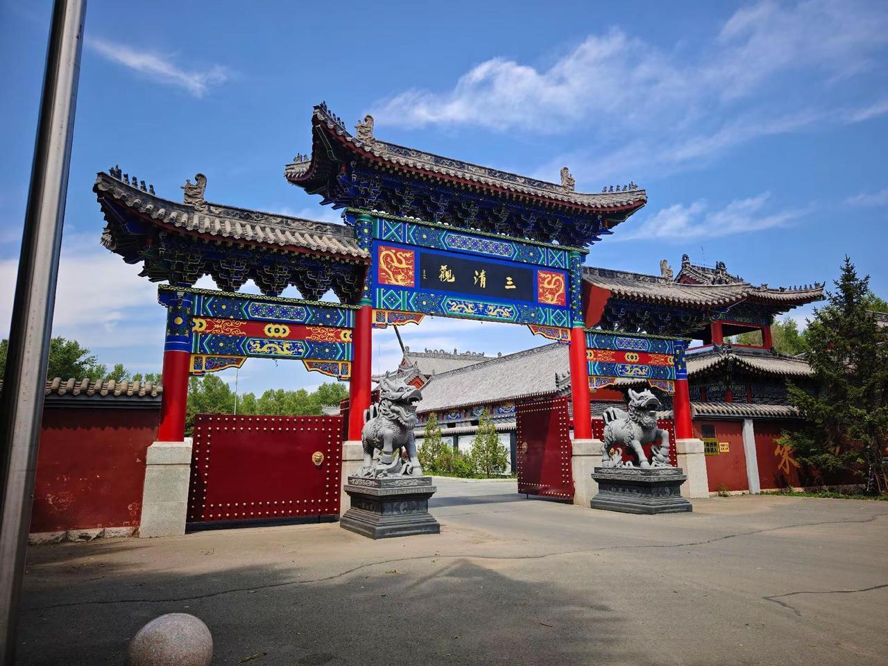不用门票，可以一去，建筑正在修建中。道观有一只小狗，看家护院，在道观自由出入，没