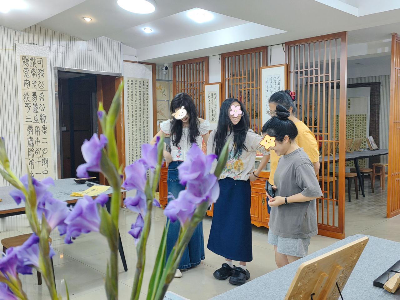 ✨书院日常｜一场自由又治愈的作品评讲
各抒己见，热烈讨论
欢声笑语不断，畅谈笔墨