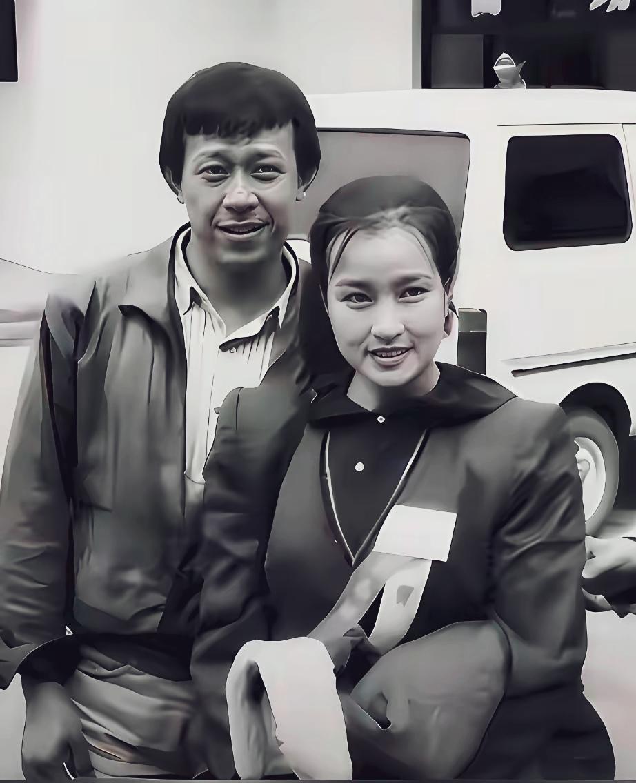 那时，年轻的姜文和他的晓庆姐因主演电影《芙蓉镇》，也产生了一段甜蜜的恋情…