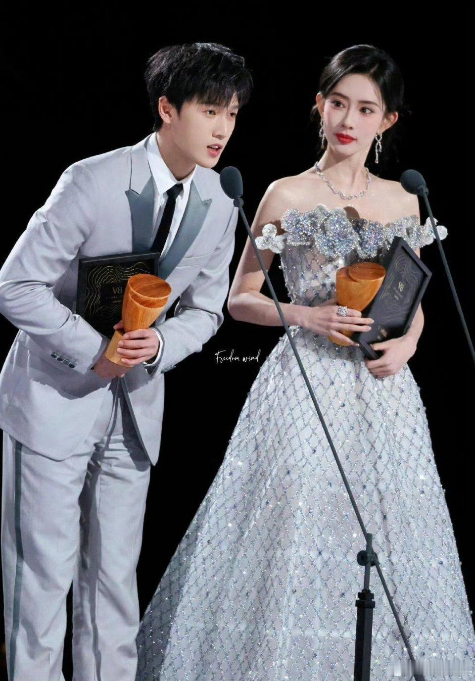 来看娱乐[超话]  孟子义李昀锐星光大赏聚餐照 磕疯了，俩人CP感太强了！我愿称