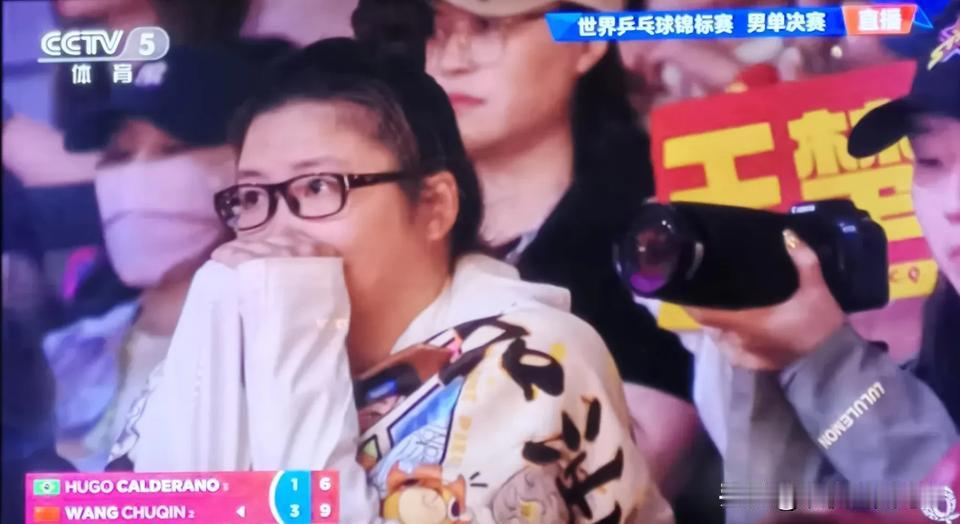 孙颖莎王曼玉被匪夷所思的这个球所左右
一，王曼玉在非常被动之下下意识救球，就是“