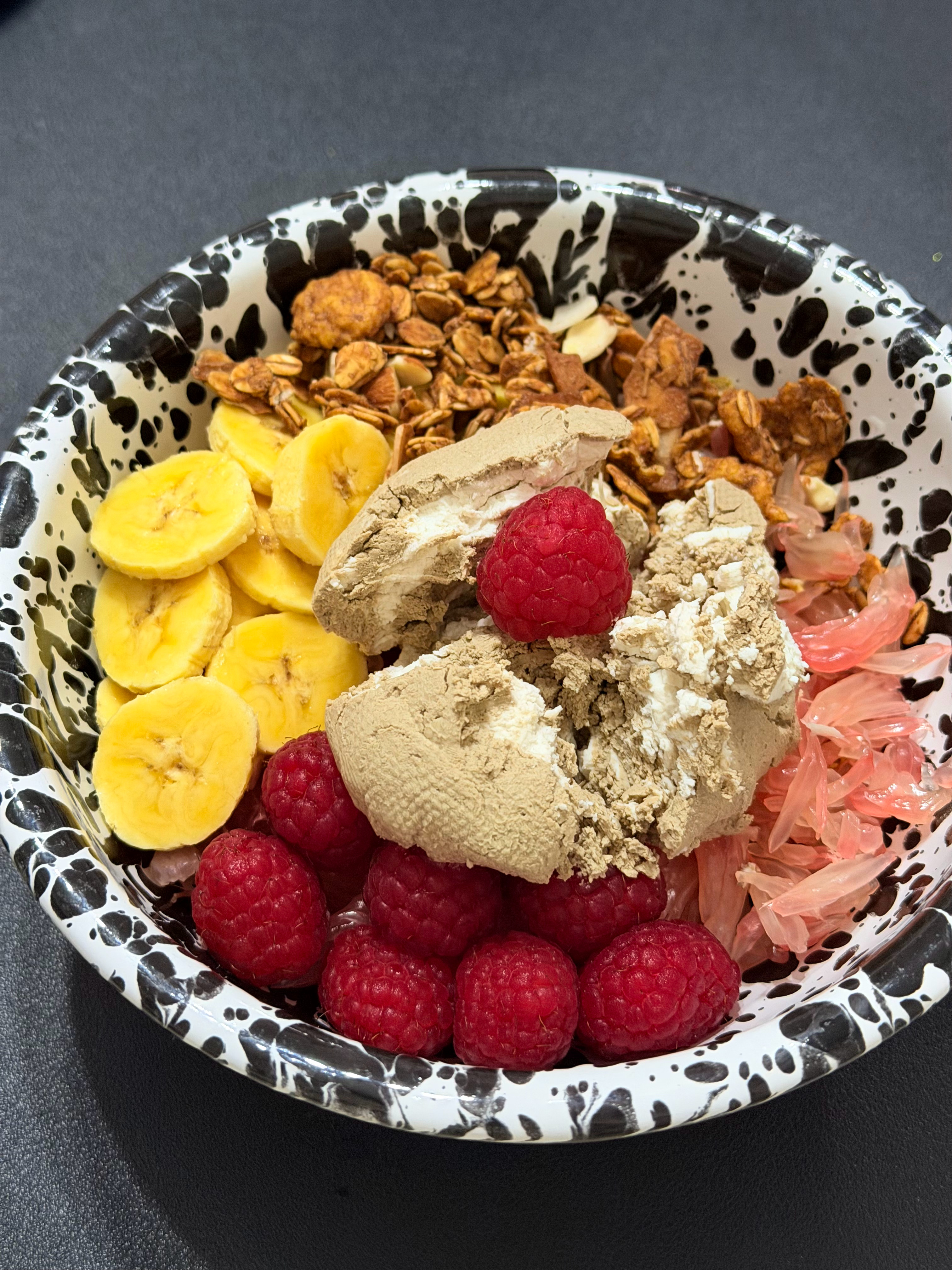 结婚真的很幸福呀，想吃啥老公就给我做。现在任何的酸奶碗已经赚不到我的钱了。何老师