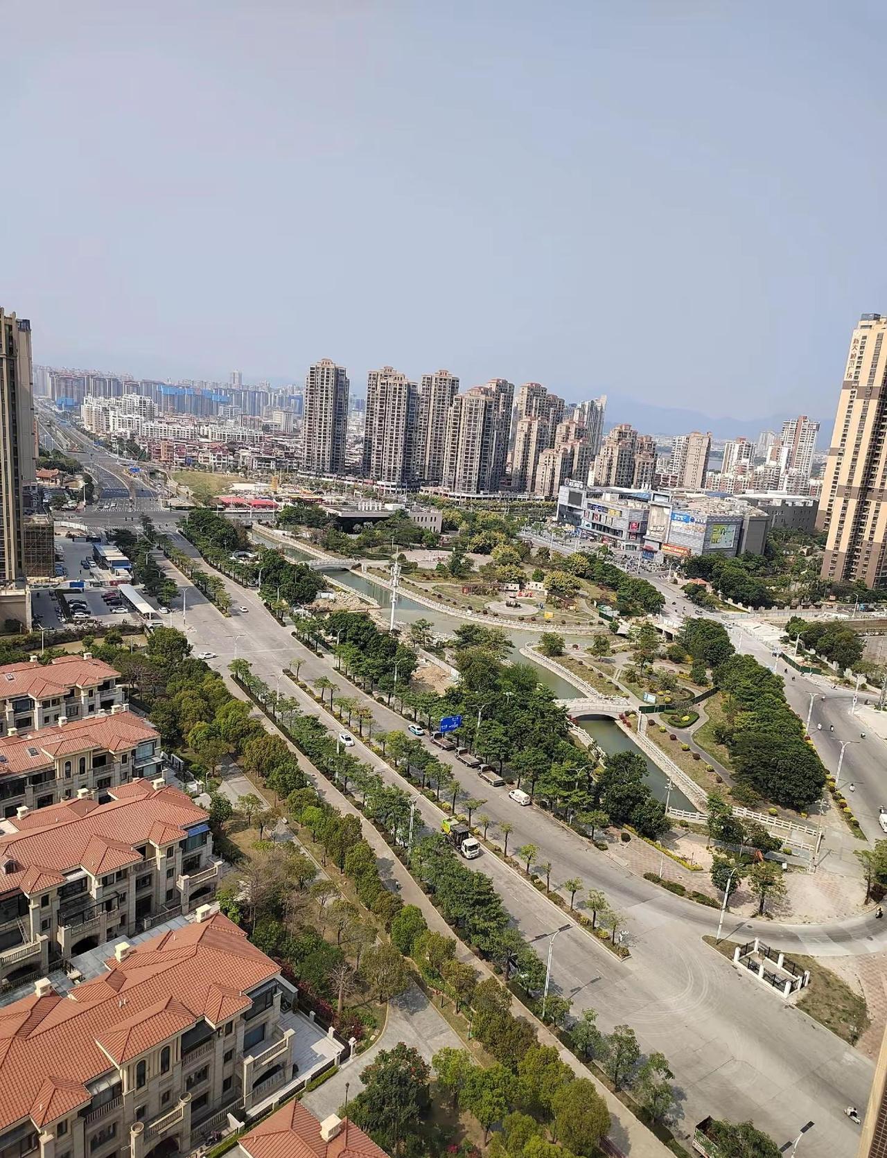 城市一隅，岁月静好红瓦绿树，流水潺潺，在喧嚣里寻得一份安然。@DOU+小助手