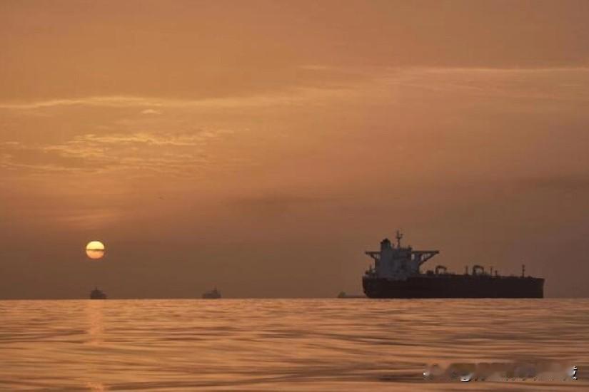 伊朗加大力度关闭霍尔木兹海峡，只要美国持续封锁伊朗港口，伊朗就会加倍限制船只通过