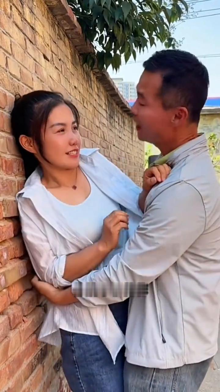 难道是我不配让你为我落泪？我心里好疲惫，咽下百般滋味。你摘下了花蕊，又让痴心枯萎