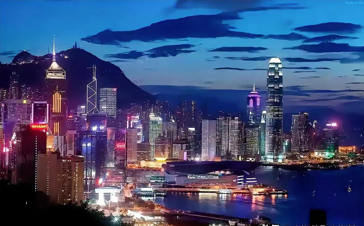 香港的夜景，可以说是最早横空出现在中国的大地之上。如果说香港的夜景是中国城市夜景