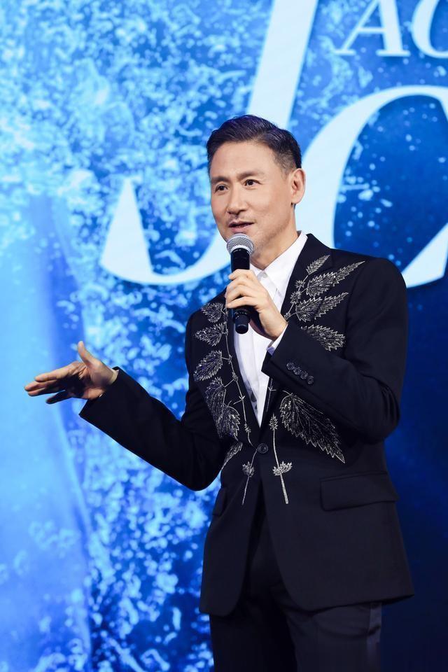 张学友不只是敬业，也是对支持他的歌迷的尊重和爱意。

近日，张学友演唱会万年一见