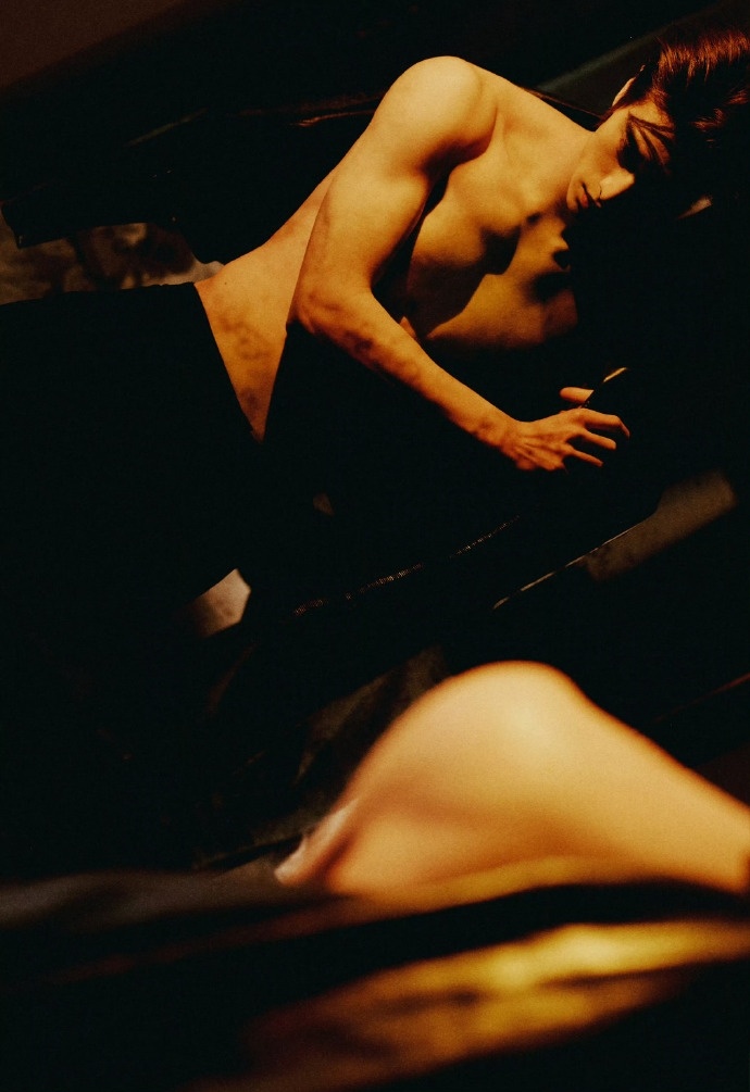 张康乐米兰看秀G社生图张康乐裸上身张康乐裸上身，咱就说薄肌身材线条恰到好处啊，谁