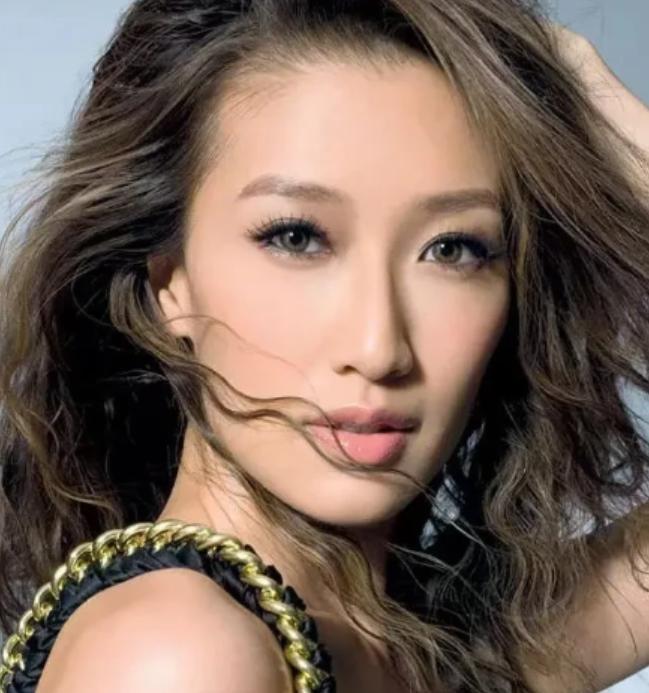 谢婷婷的痛，是隔着太平洋的。

接到父亲谢贤去世的消息时，她在加拿大，过着和香港