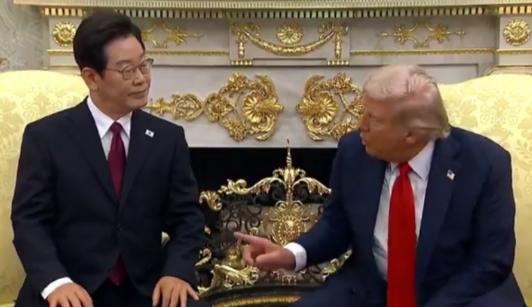 当地时间 8 月 25 日，美国总统特朗普在白宫会见韩国总统李在明时，又一次使出