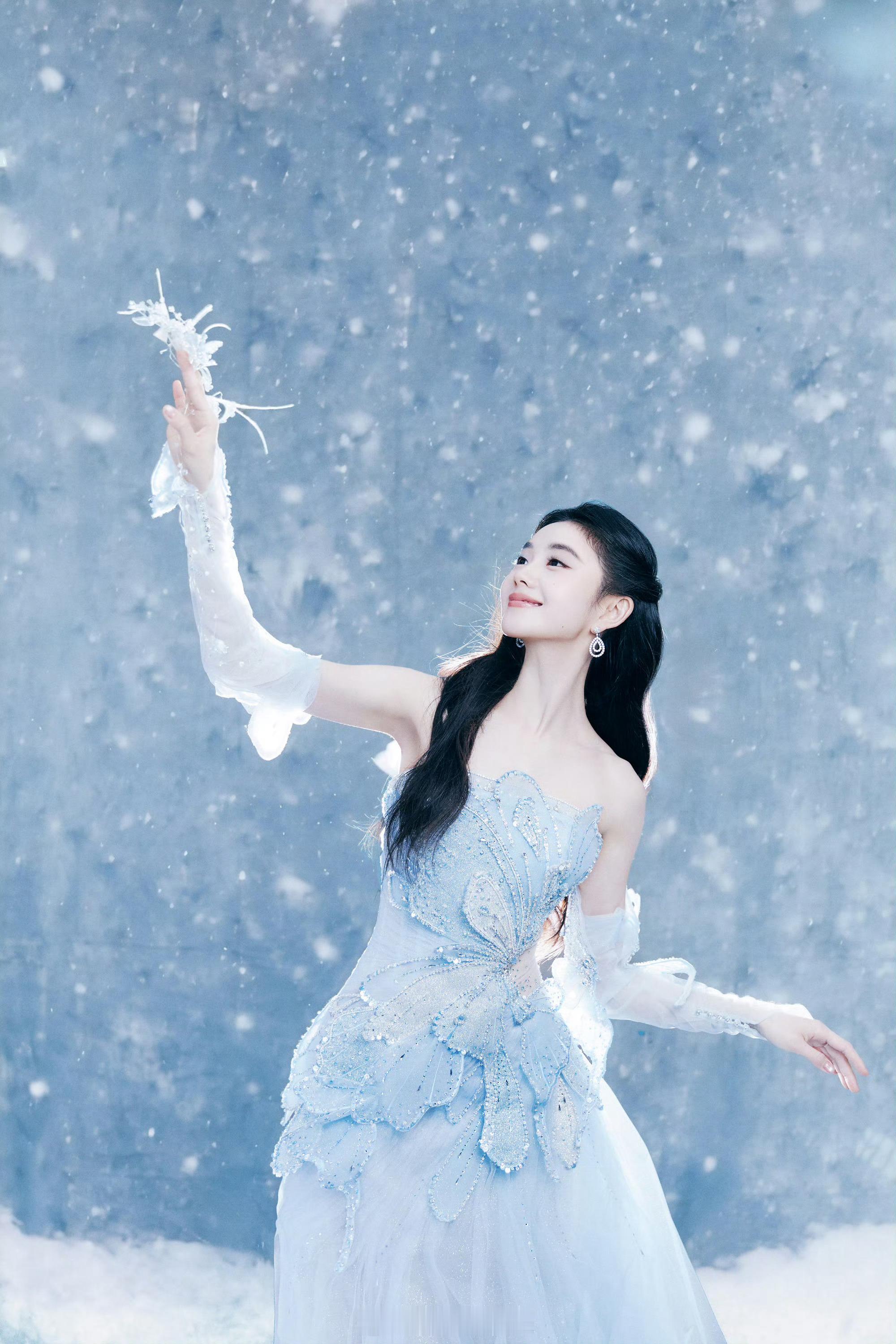 派酱安利 刘浩存雪精灵造型 化身雪精灵～雪景里的浩存有着淡淡的清冷感，每一帧都好