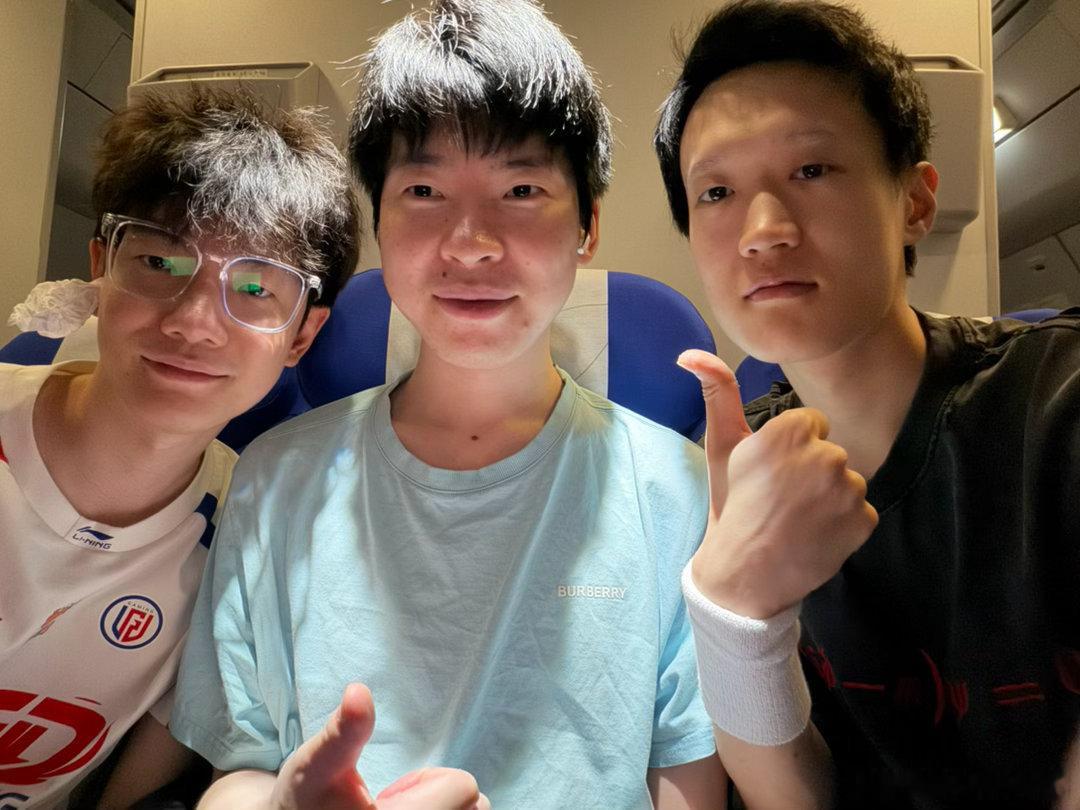 晒跟Hope、Heng的合照Cube评论：图上有两条🐶Shanks回复：三条蛆