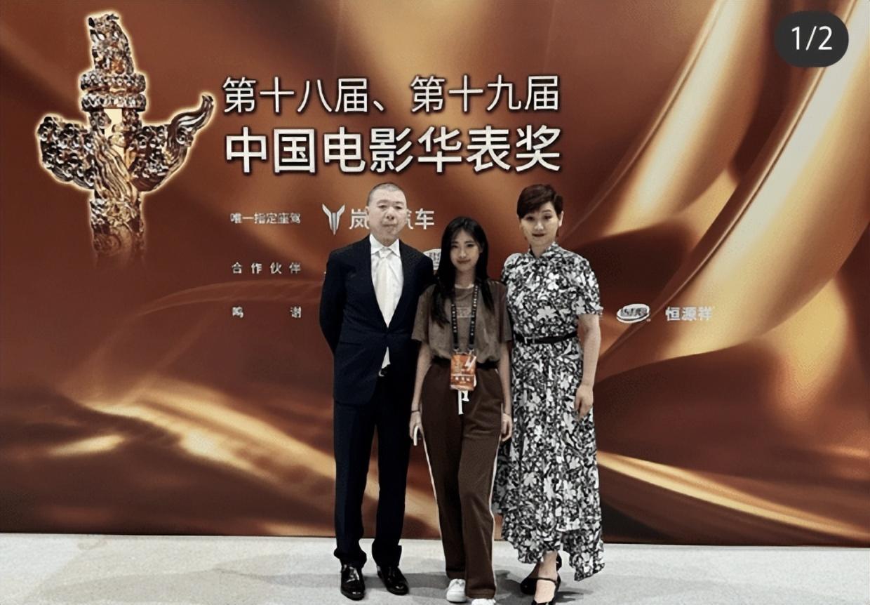 白电风神奇消失，冯裤子又成人生赢家！美国公民冯裤子，近日又霸屏了。
冯裤子因潜规