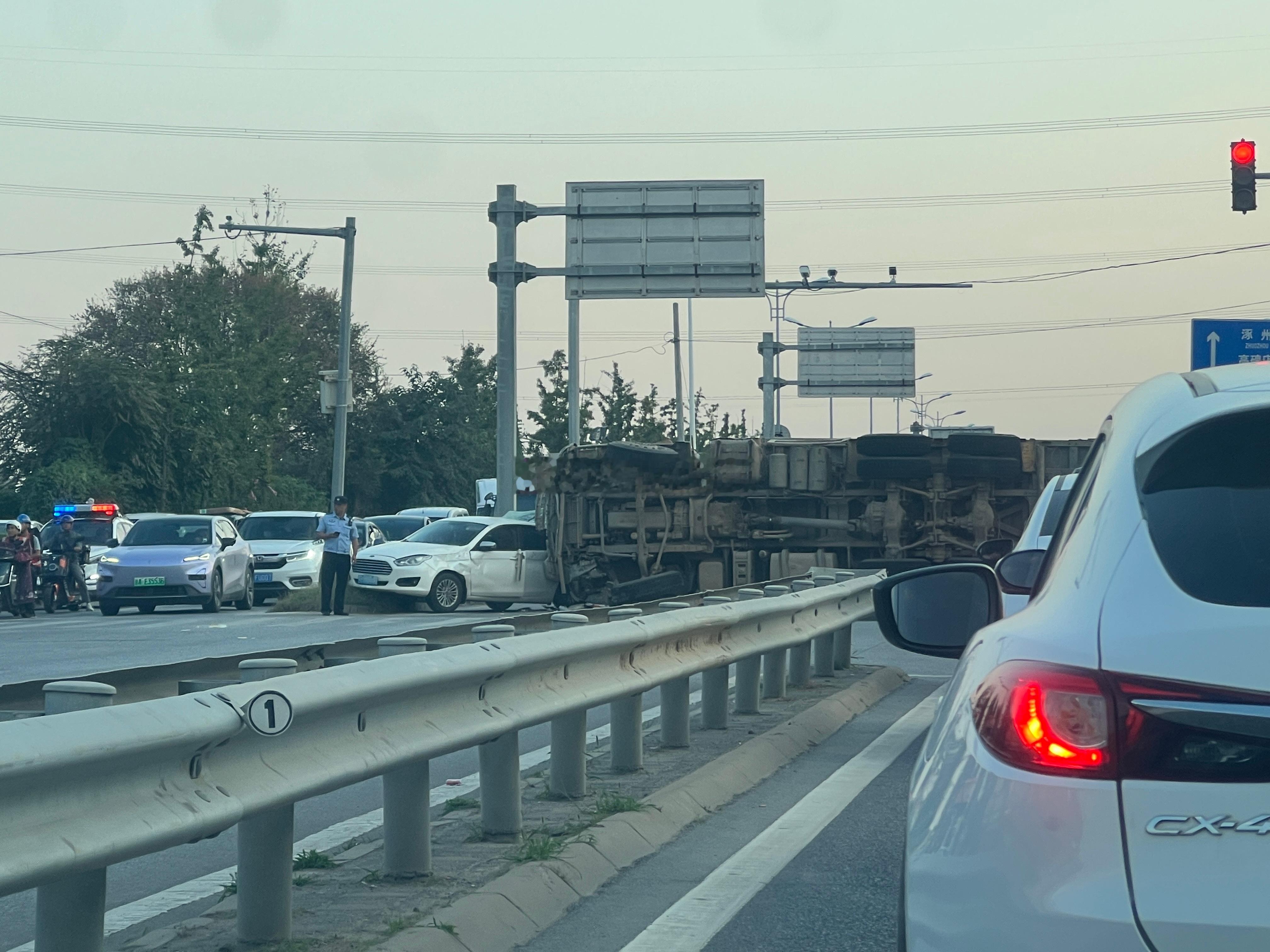 自网友：房山区良常路我擦，这是他吗怎么撞的？ ​​​