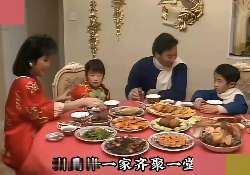 1986年春节，谢贤一家四口在家中一起吃年夜饭，画面真的是温馨至极。

当年这一