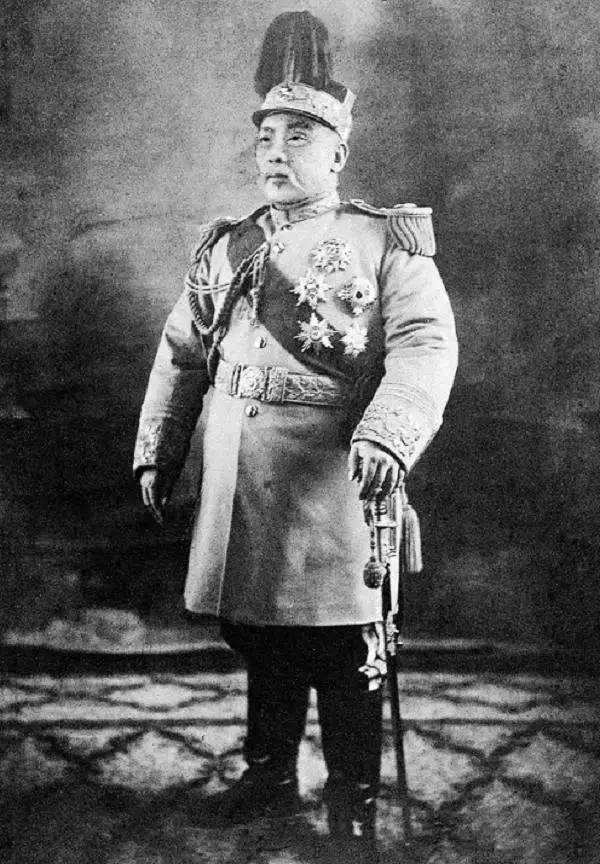 袁世凯一生有一位正妻、九名妾室，共育十七子十五女，庞大的家属规模，足以看出他长期