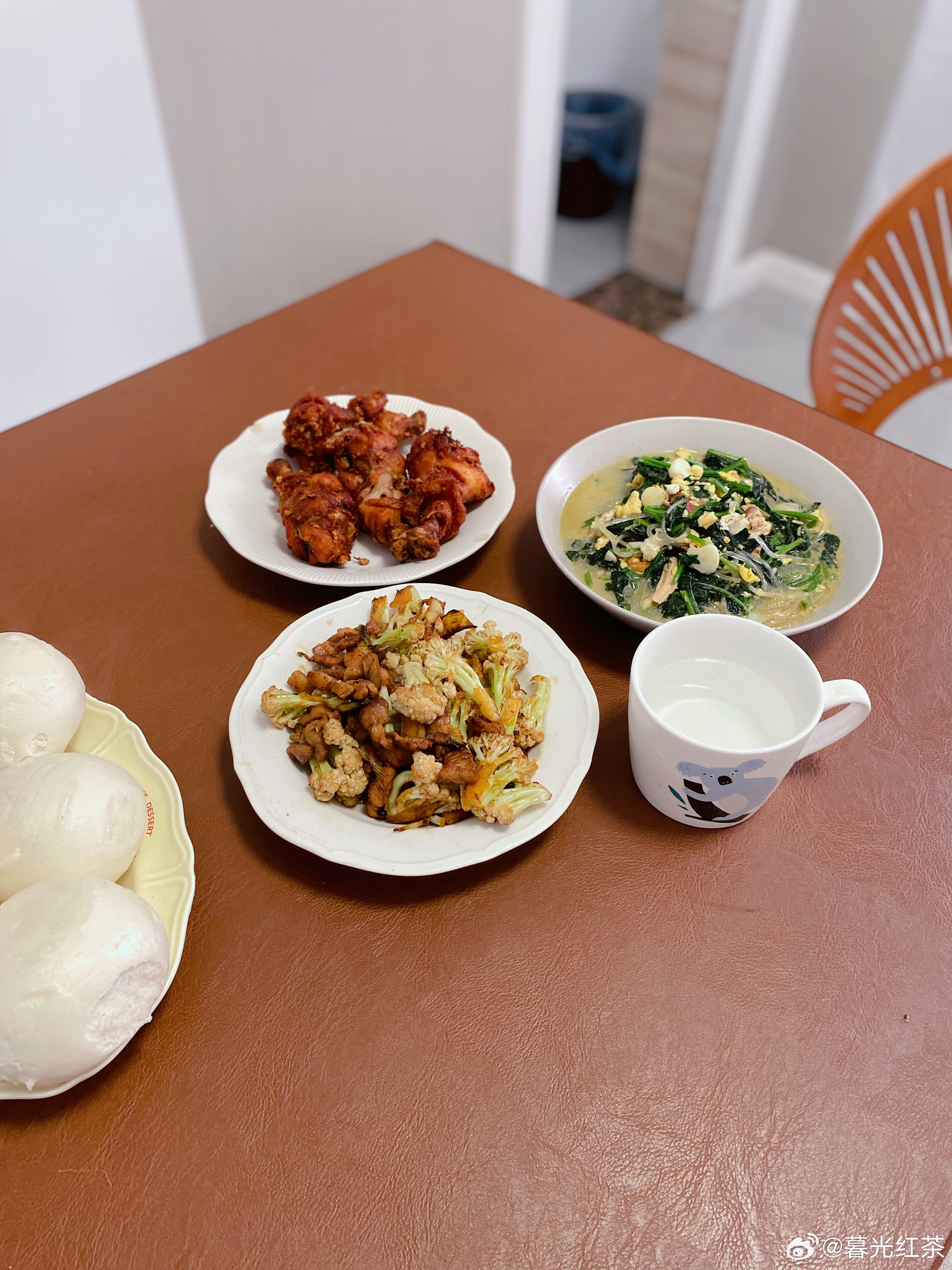 高三生的家常便饭炸鸡腿、炒菜花、鸡丝菠菜今日午餐简简单单又一餐好好吃饭好好睡觉 