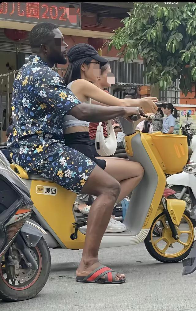 外国人在国内骑车怎么这么不懂规矩，这种电动自行车按规定不能带12岁以上的人，他居