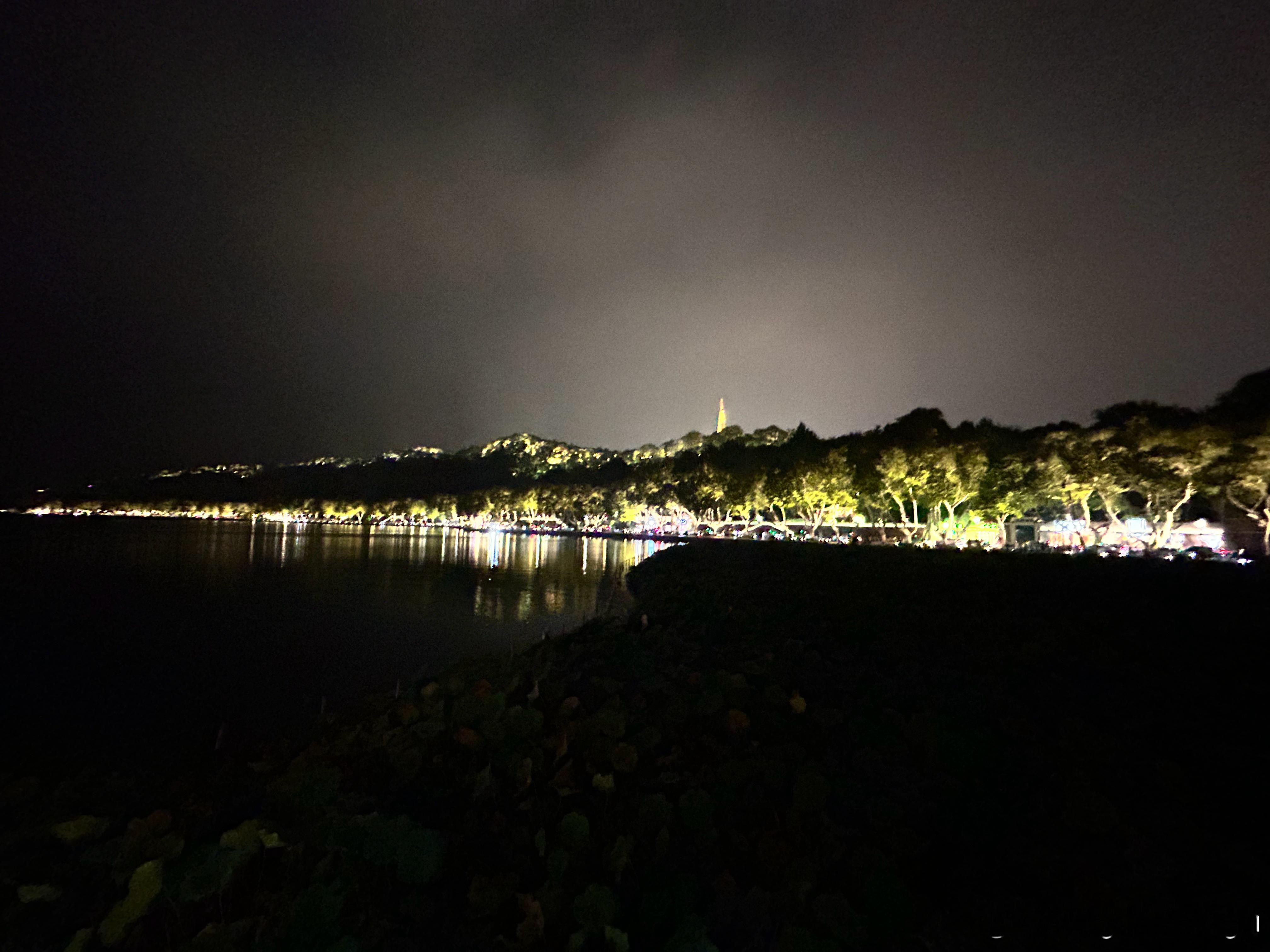 趁着假期的尾巴，夜游一下世界著名景点西湖[二哈]虽然已经是假期倒数第二天了，但人
