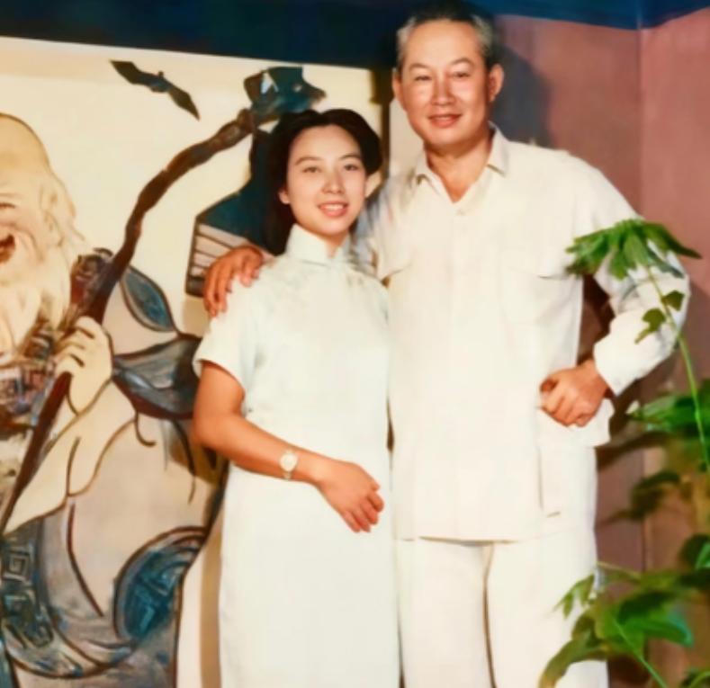 1951年，张晶英因无法生育，就主动把家中护士张美英送上了孙立人的床，孙立人起初