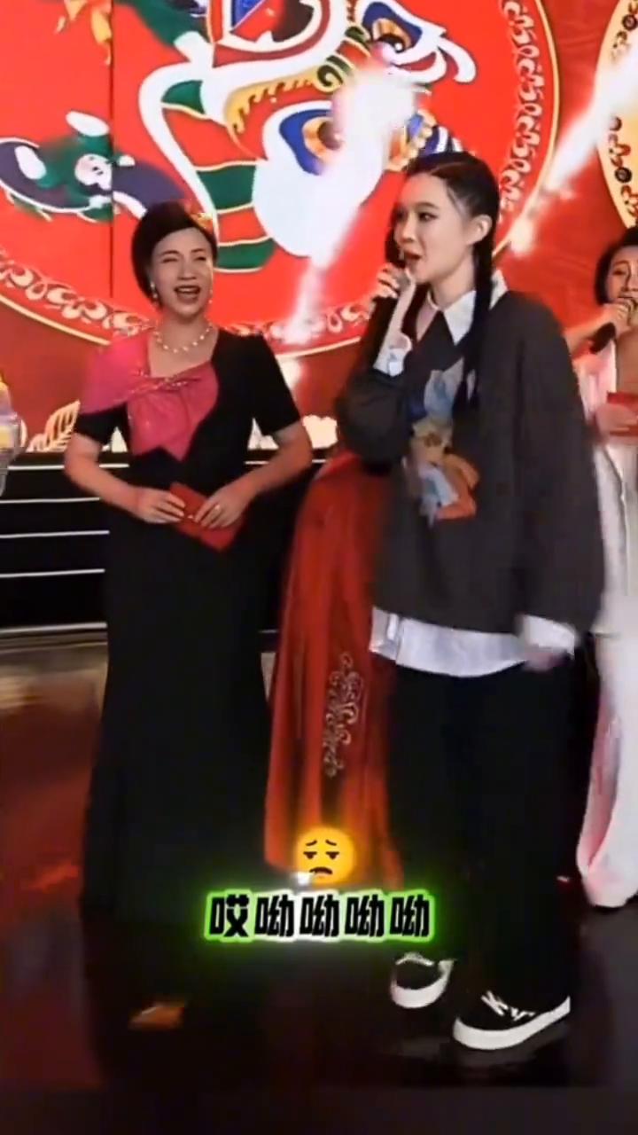 他太容易违规，不是我不让他说话就完了。我师傅是二人转传承人，一个闺女一个大儿子，