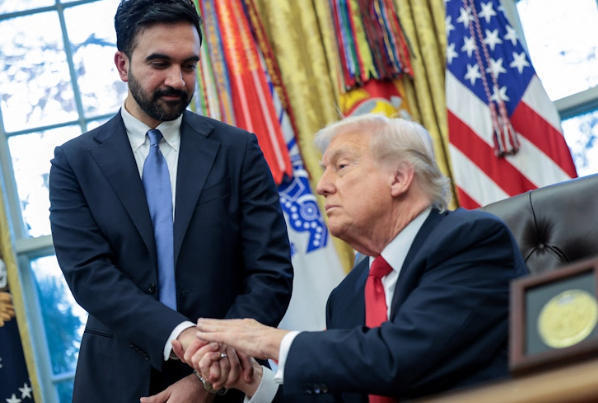 美国总统特朗普与曾多次激烈互怼的纽约新市长马姆达尼在白宫会面，场面意外友好。两人