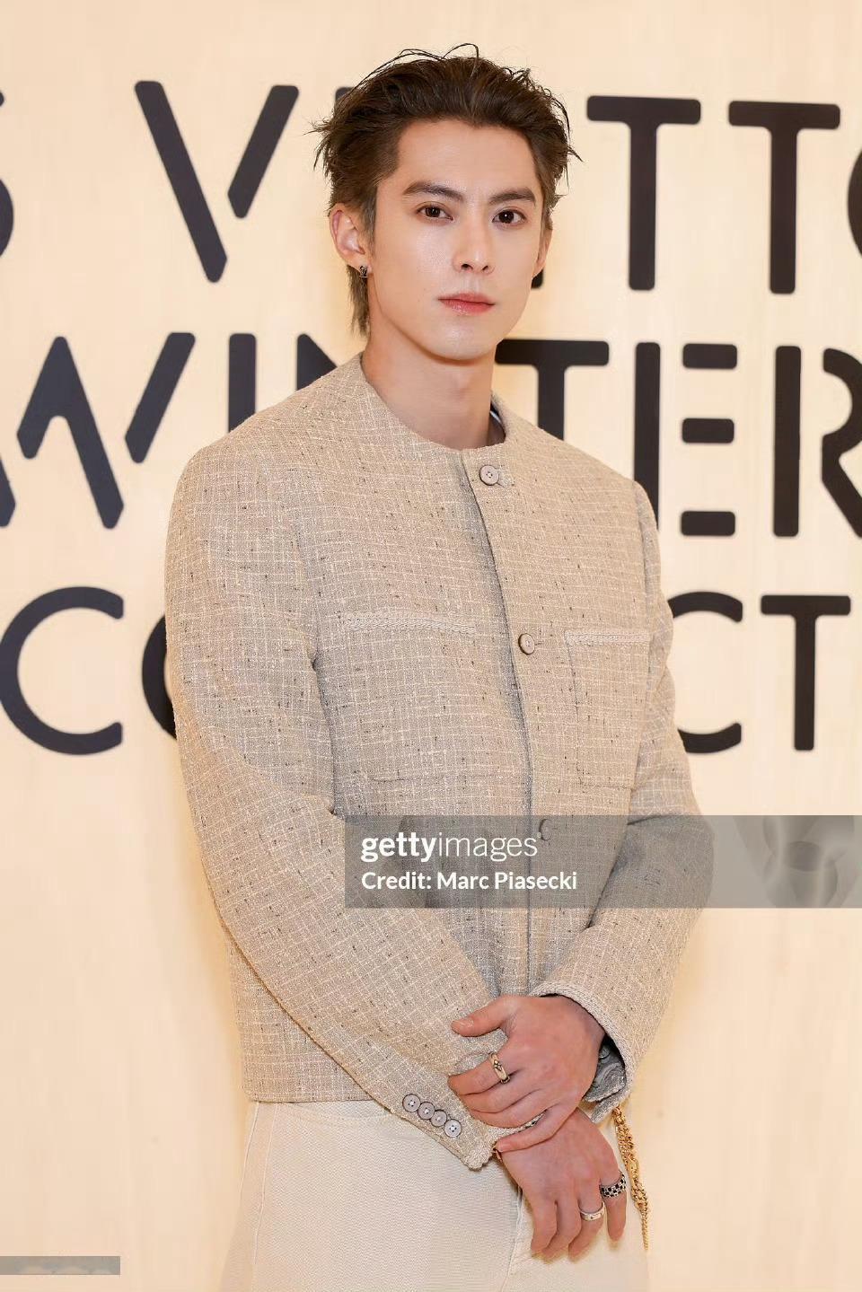 品牌代言人王鹤棣身穿2026早秋系列亮相LV 2026秋冬男装秀，简约米色套装穿