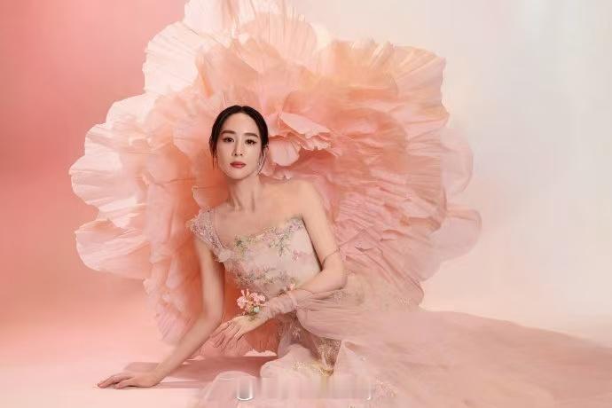 马年春晚最出圈的唇妆来了！柔亮哑光质地的裸粉，透着新年专属的温婉与从容感，不张扬