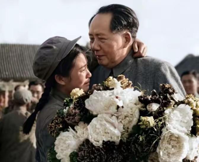 她是唯一敢当众抱住毛主席的女人，全军135万人只有154人获一等功，她是唯一的女