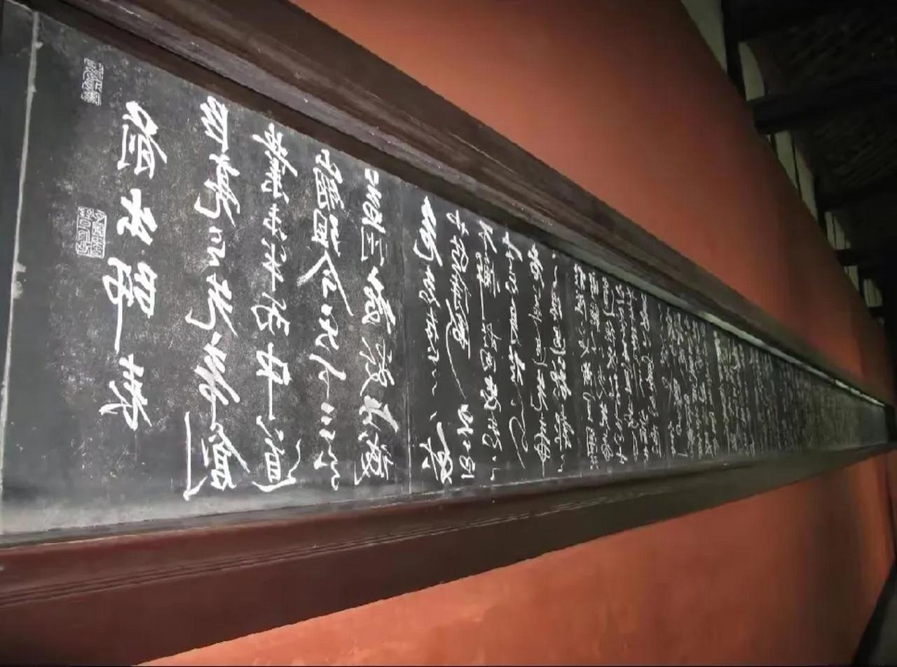 我认为，历史和历史小说都是连接过去与现在的重要桥梁。历史作为真实的记录，展现了人