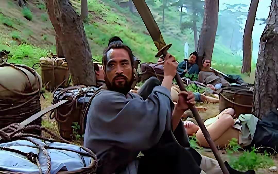 杨志让军士挑担子送生辰纲是不是降智？

杨志这人蠢到极点，让军士挑担子算不上降智