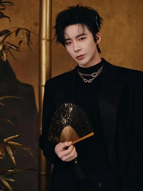 刘宇宁从街头歌手到千万事业缔造者，靠的是对音乐的赤诚热爱。他日夜练歌打磨唱功，抓