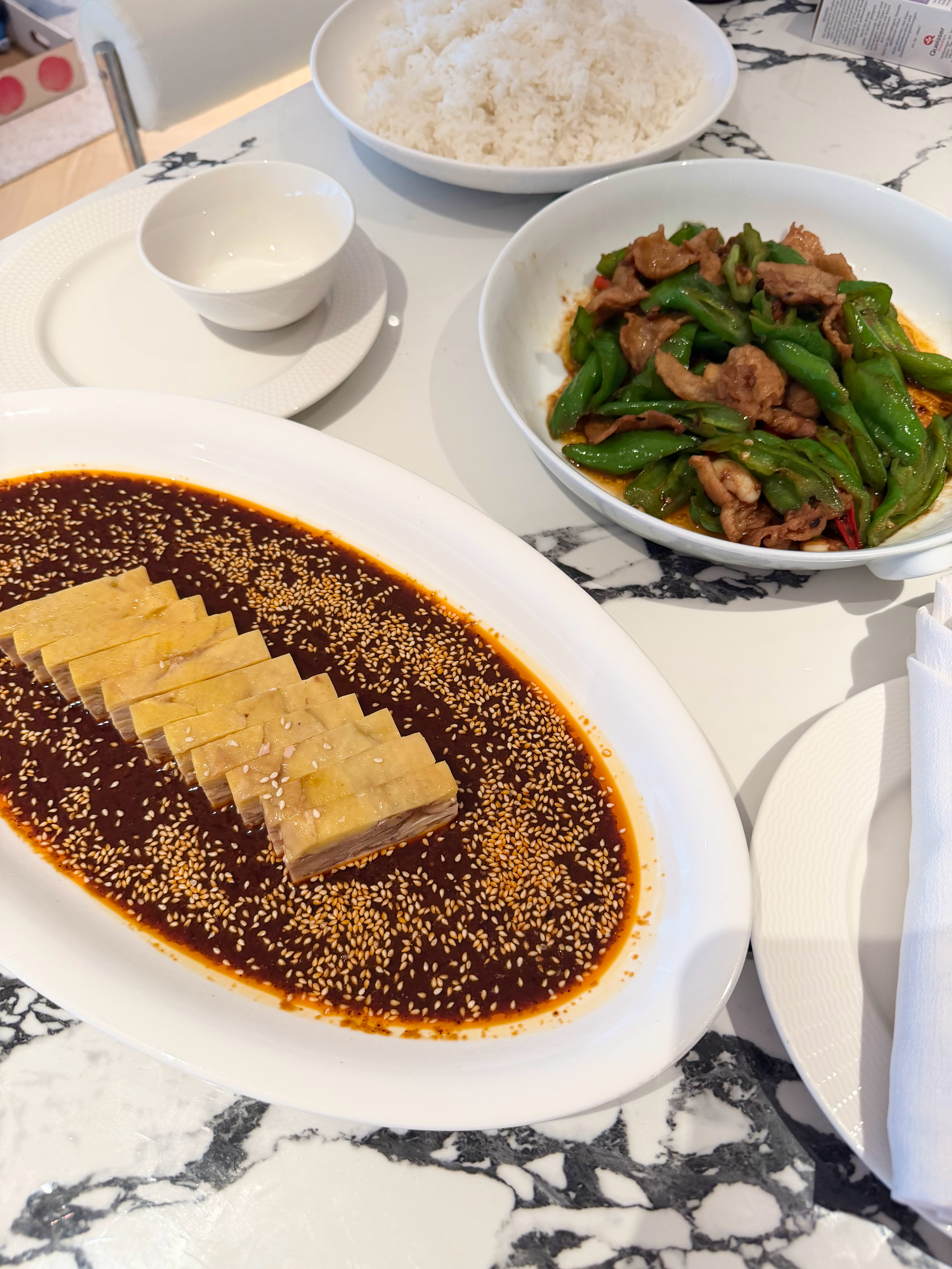 莓莓吃什么 恰饭🍚🐔 
