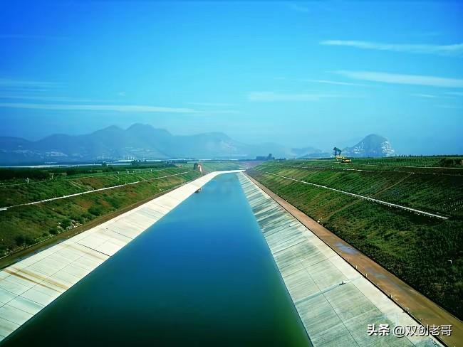 有的人无视早已民主法治化的社会现实，无视党和国家依法治国的基本原则，无视当代自由