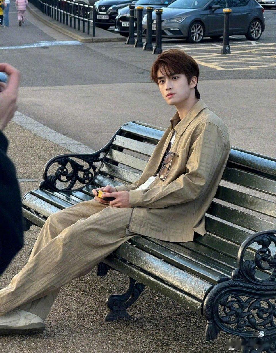 张康乐伦敦随拍网友伦敦偶遇张康乐随拍 网友伦敦偶遇张康乐随拍🈶 心理委员哪儿去