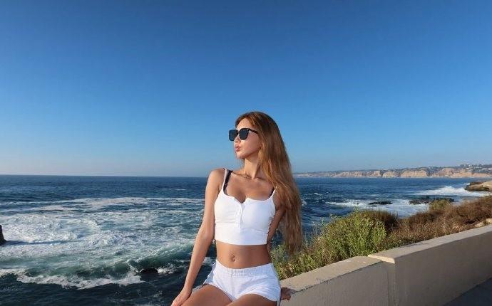 小S大女儿Elly晒海边度假照，身穿全白背心热裤的她露出小麦肤色，细长的美腿十分