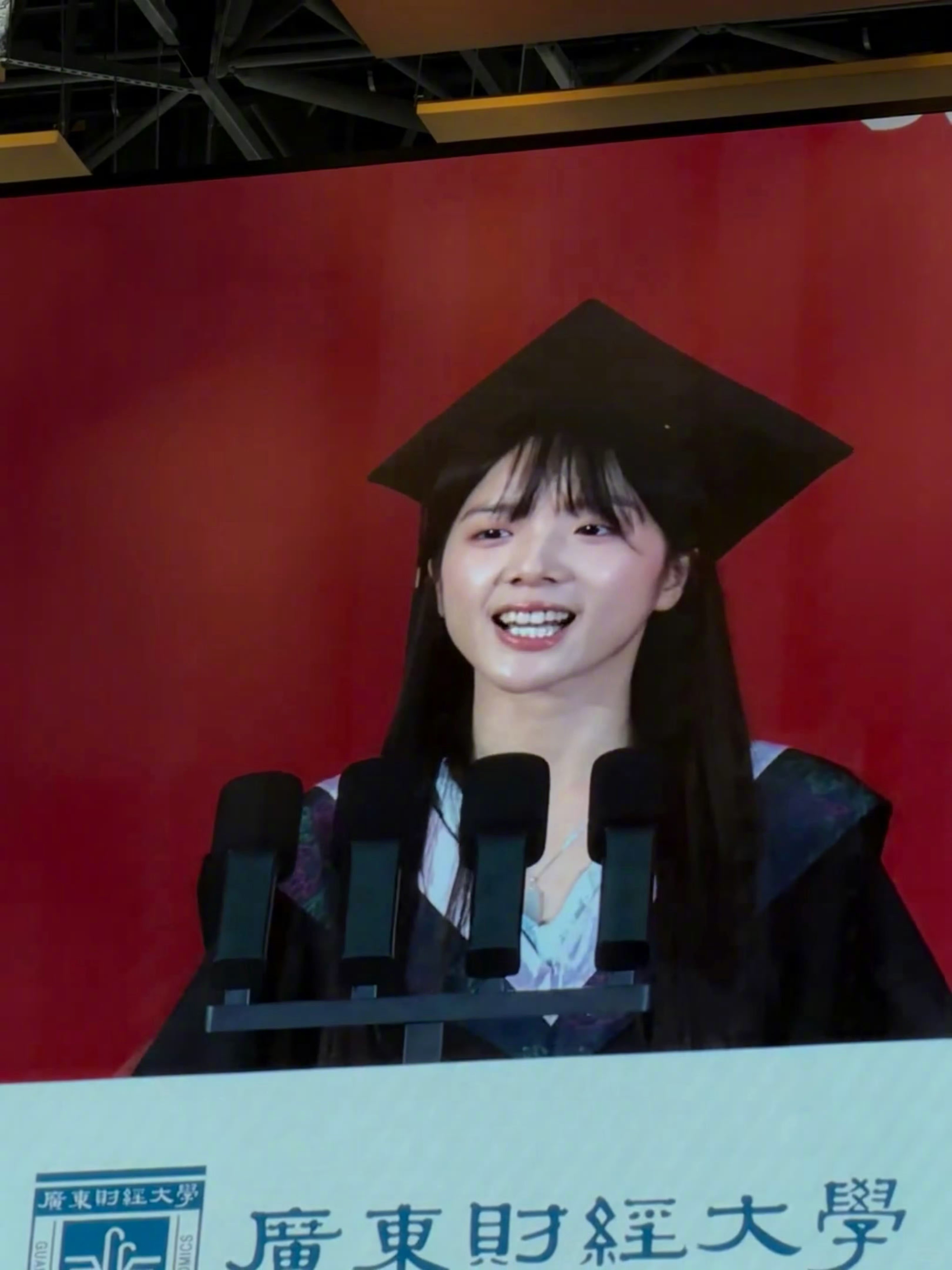 李思潼毕业发言优秀毕业生李思潼上台演讲啦，以后一直走花路啊 