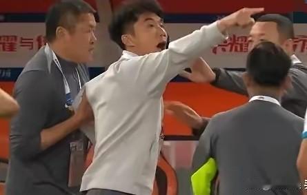 曾经的亚洲足球先生（郑智）丢了风度，作为主教练得红牌！

是谁惯的他？

曾经的