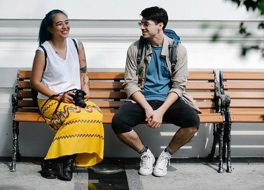 不自觉抖腿的原因不自觉抖腿大多是生理、心理或习惯因素造成的，少数情况下可能与健康