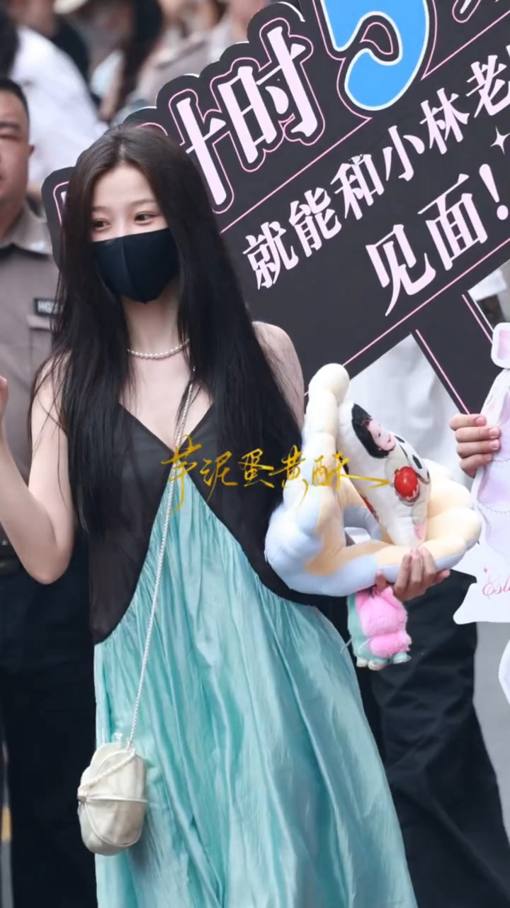 小蚌精今天抱着足球蚌上班咯交给欣欣剧宣你就放心吧虞书欣抱着蚌精玩偶上班