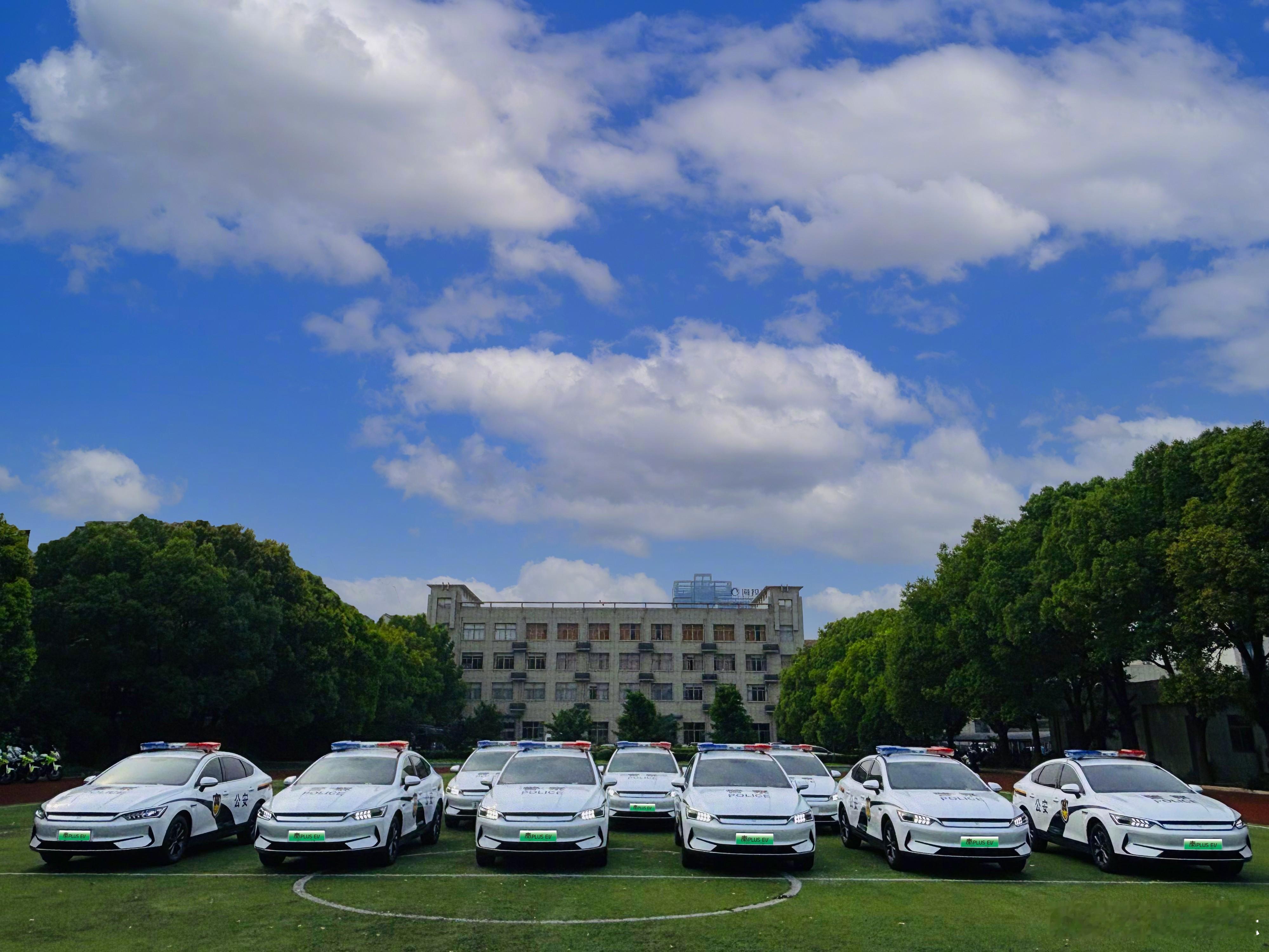 最近看《守护解放西》，不只是案子紧张，连警车都挺抢镜的。认真一看，发现不少已经换
