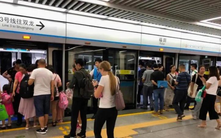 香港地铁车厢里，三个喝得醉醺醺的印度青年围住一个19岁中国女孩动手动脚，旁边一位