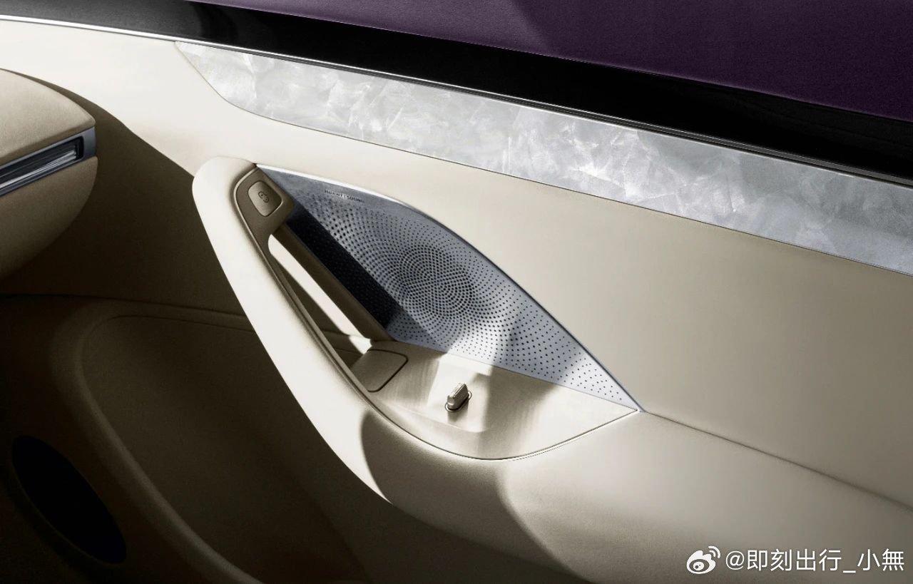 给大家看看智界汽车「罗兰紫」的内饰。大家觉得怎么样？ ​​​