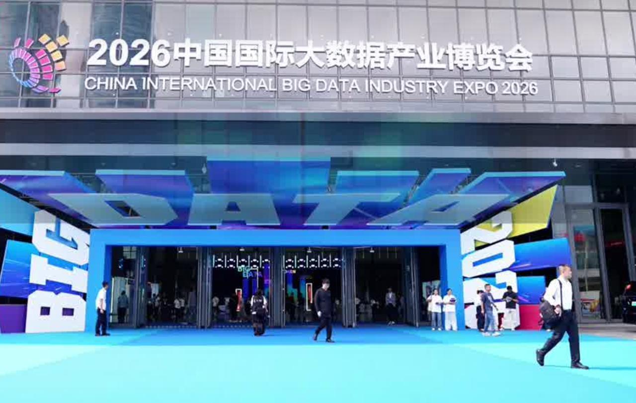数博会热议缺数据怎么办？中科曙光自己“造”
AI发展到现在，遇到一个很有意思的问